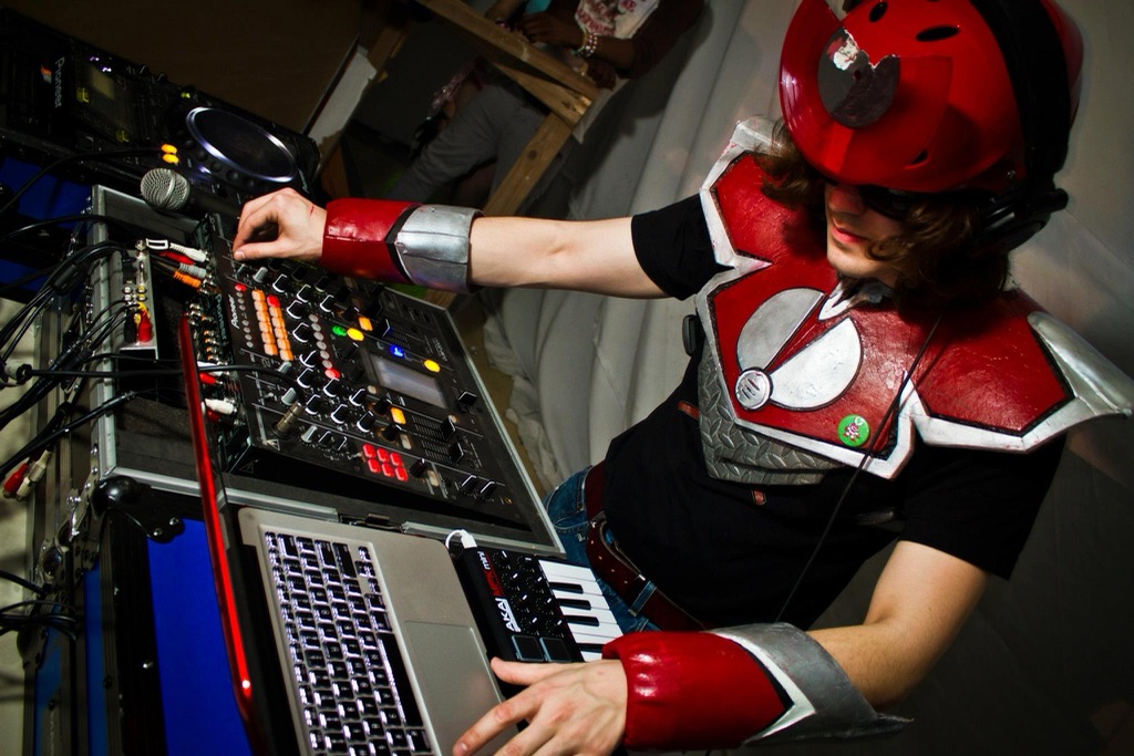 Dj Cutman performing live