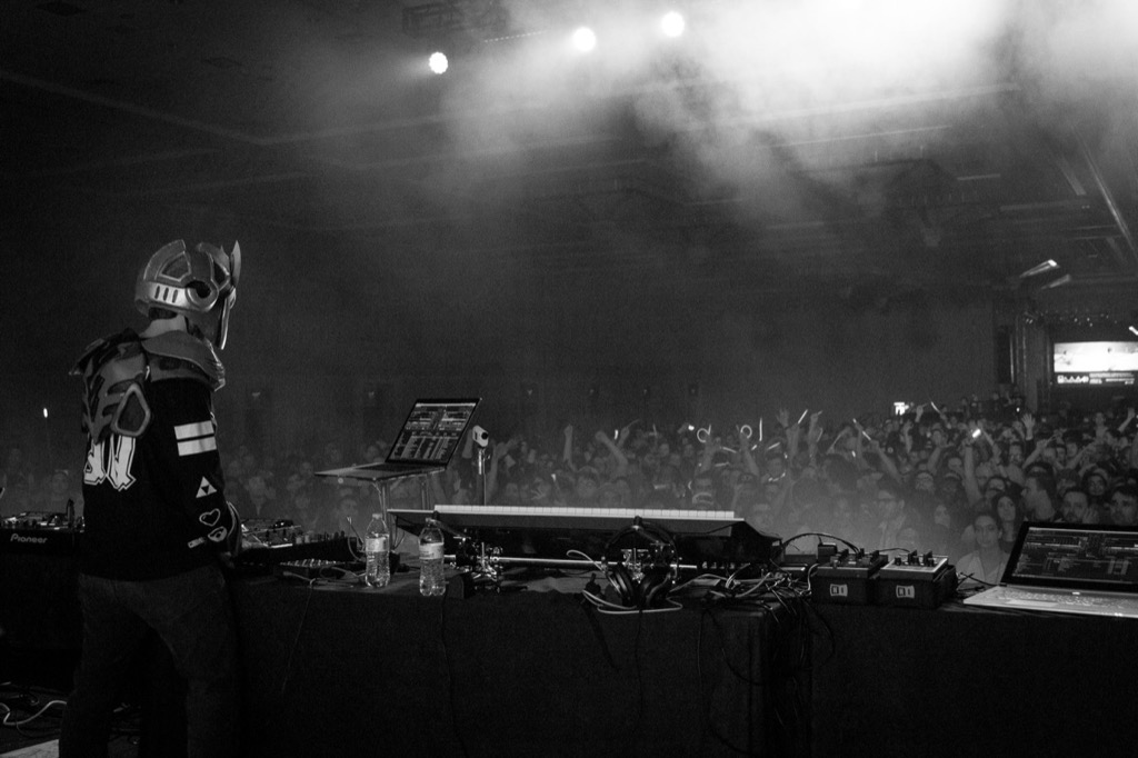 Dj Cutman performing live